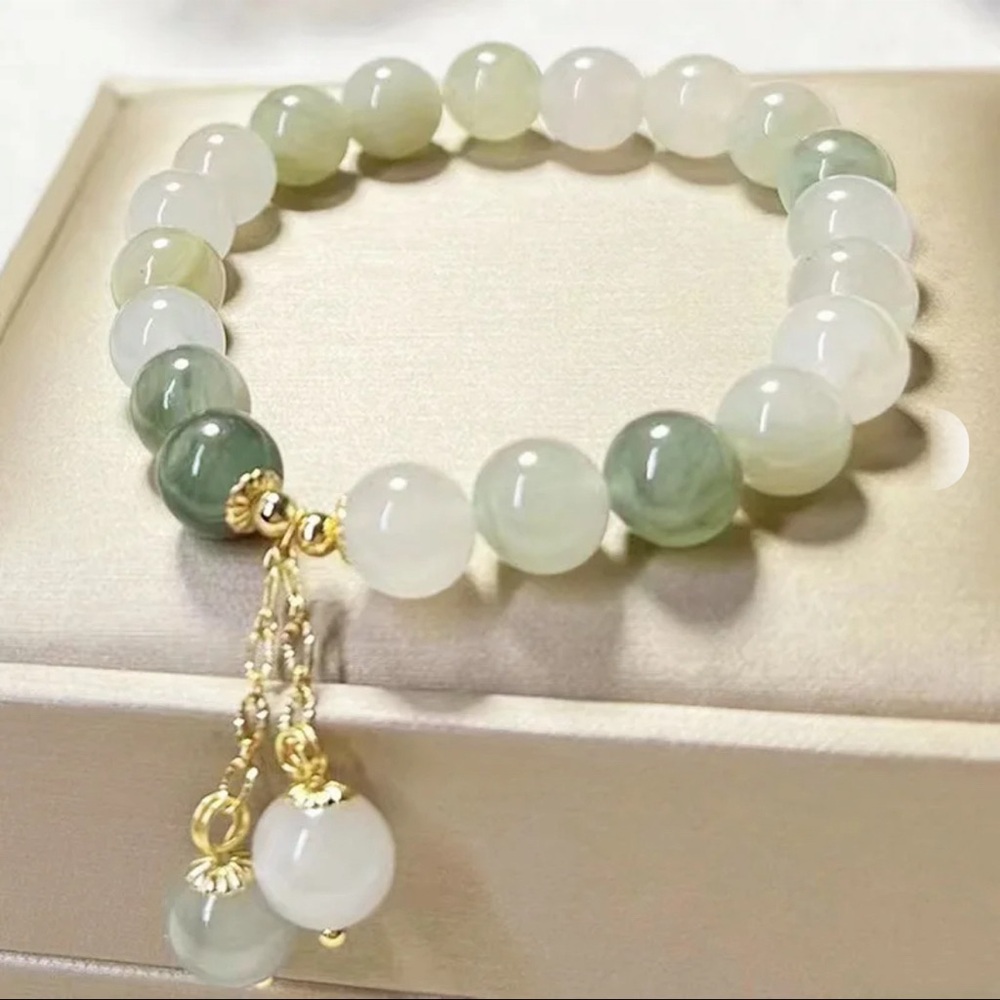 Lucky Buckle Natural Stone
Bracelet Elegant High Quality Jade Bead Bracelet